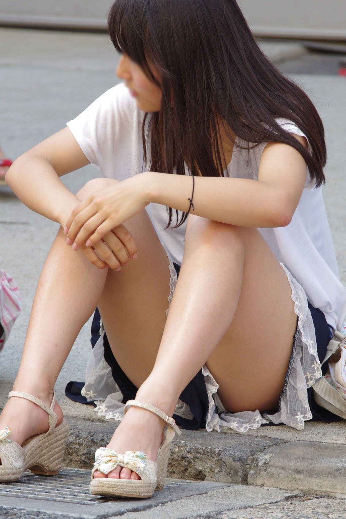 【素人パンチラ】見えそうで見えたっ！！素人お姉さんたちのこんなギリギリパンチラ見ちゃった日には近場のトイレで即抜きするしかないだろ！！！