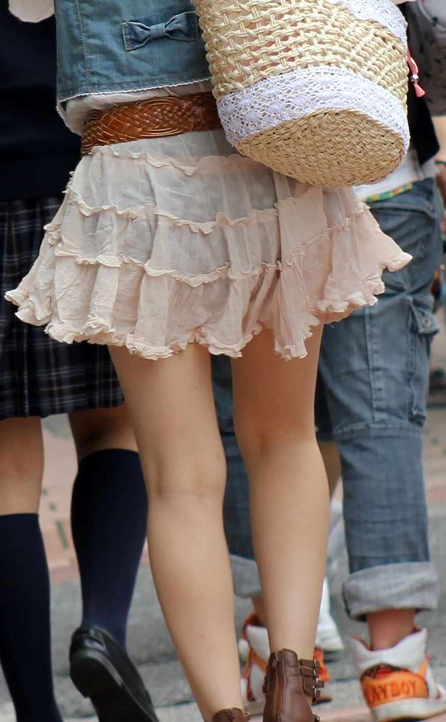 【スケスケ】こんなにパンティ透けすぎで丸見え状態な女って大丈夫なの？【透けパン画像３０枚】