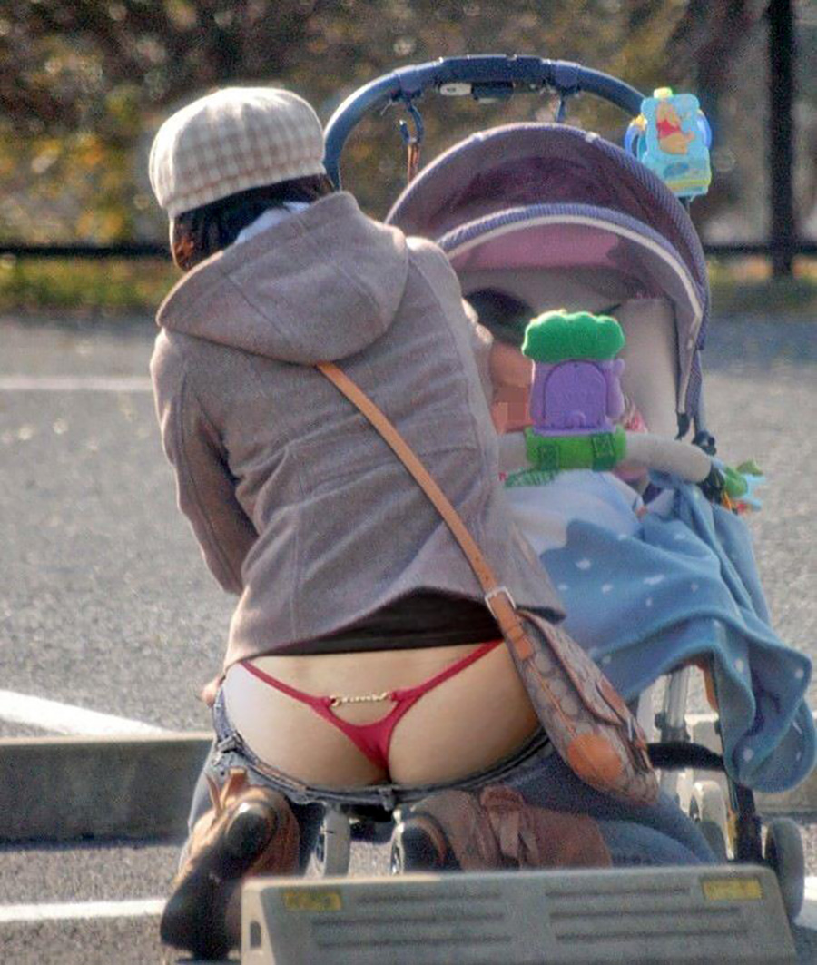 【若妻】小さな子連れの若妻のこんな姿を見たらもう、おちんぽビンビン丸【若妻エロ画像】