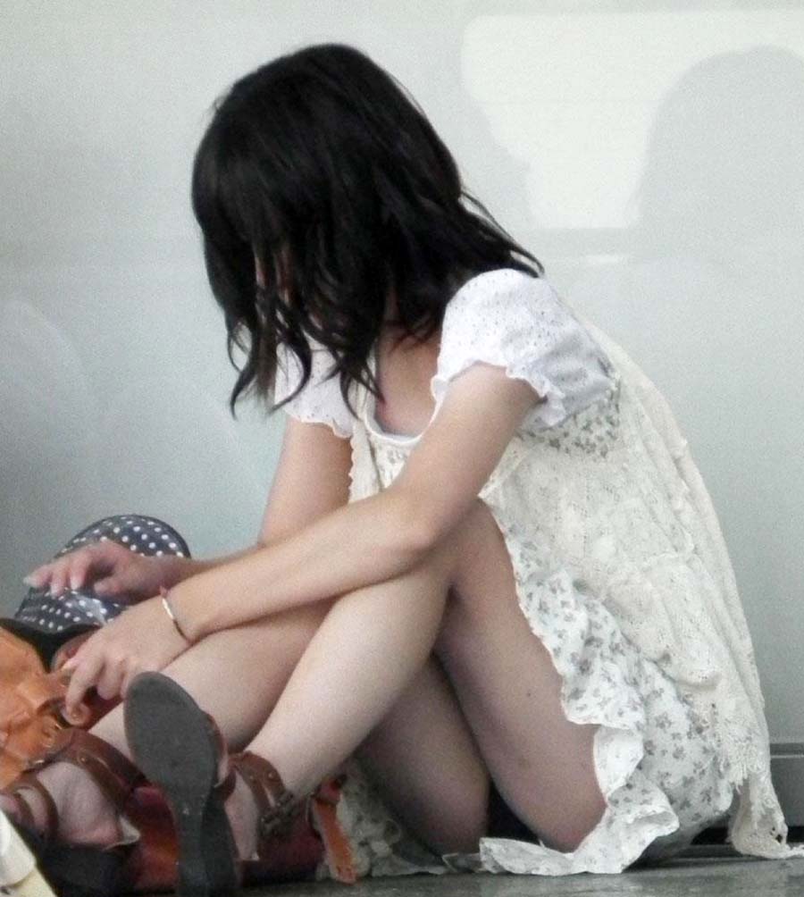 【素人パンチラ】こういう日常で一瞬だけ見えるパンチラを目に焼き付けて夜に思い出してシコりまくるヤツ