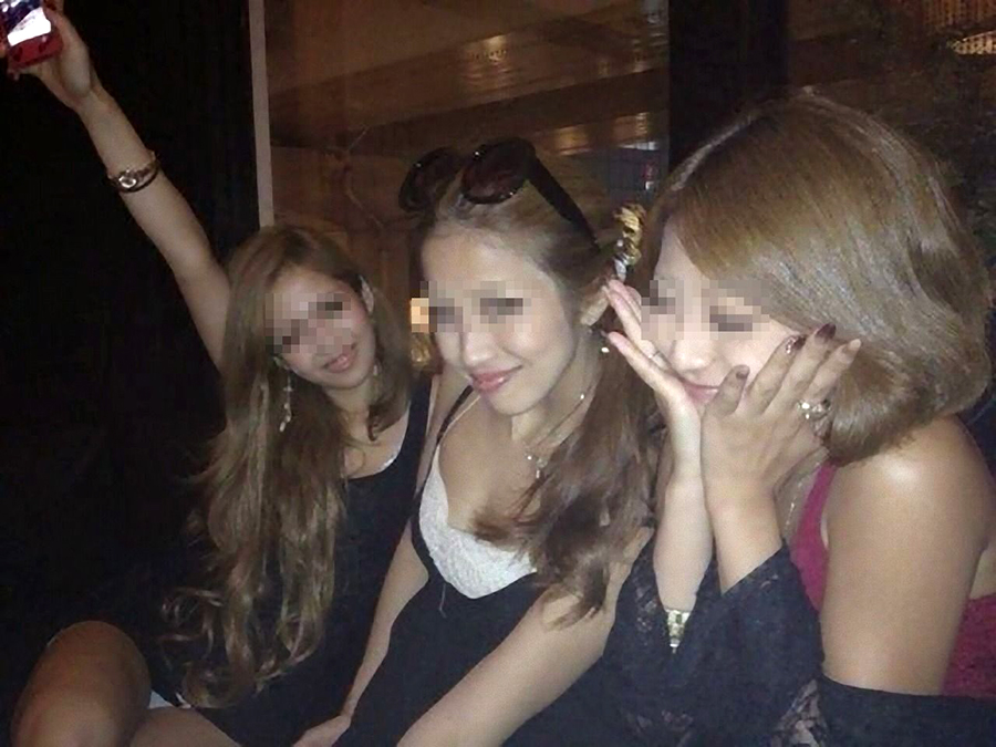 【ケバギャル】こういうクラブにいそうなケバいギャル見るとエロすぎてチンポガチガチになってくるよな