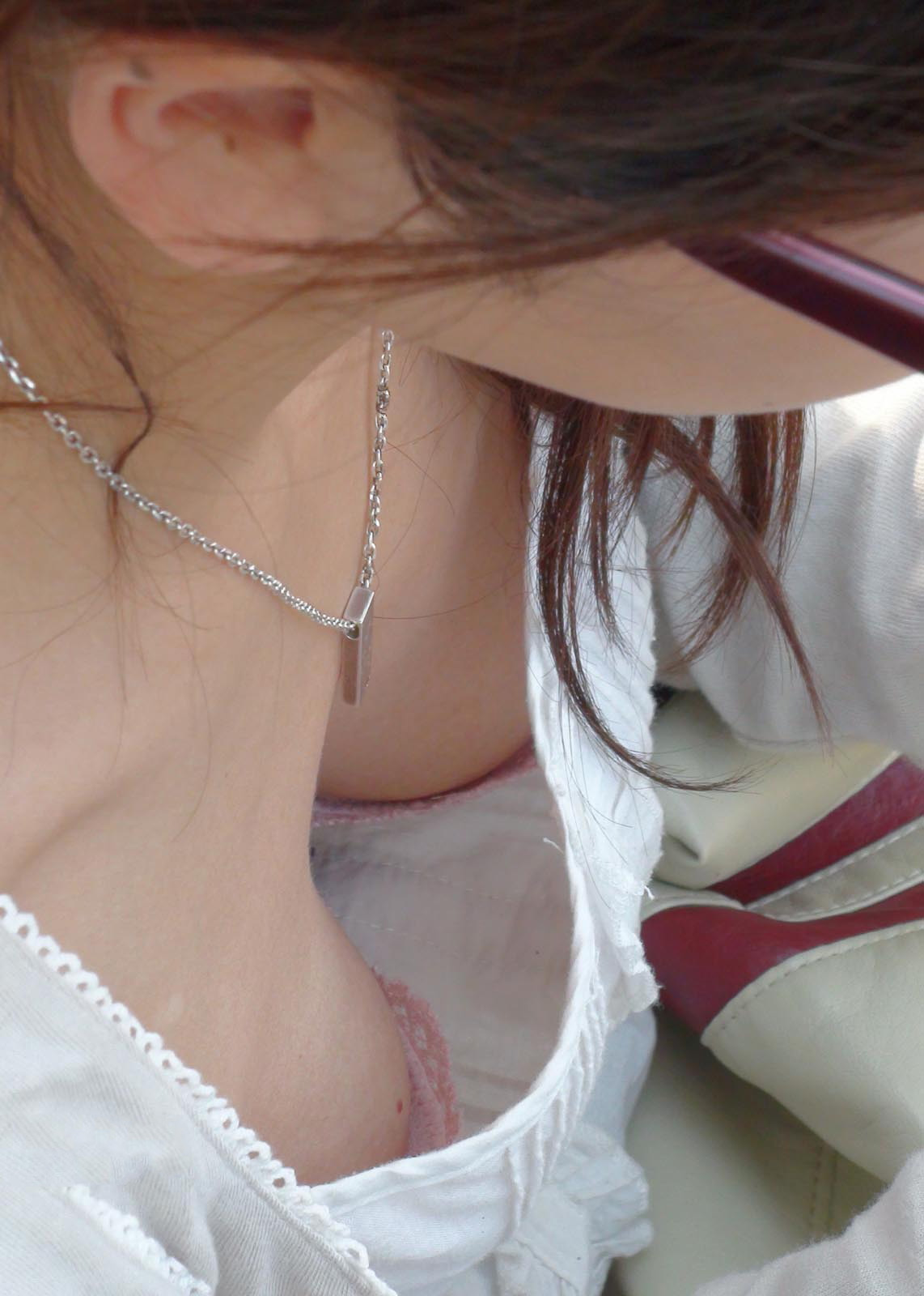 胸チラ｜おっぱい丸出しよりも一瞬だけちらっと見えるおっぱいの方がエロいよな｜画像あり