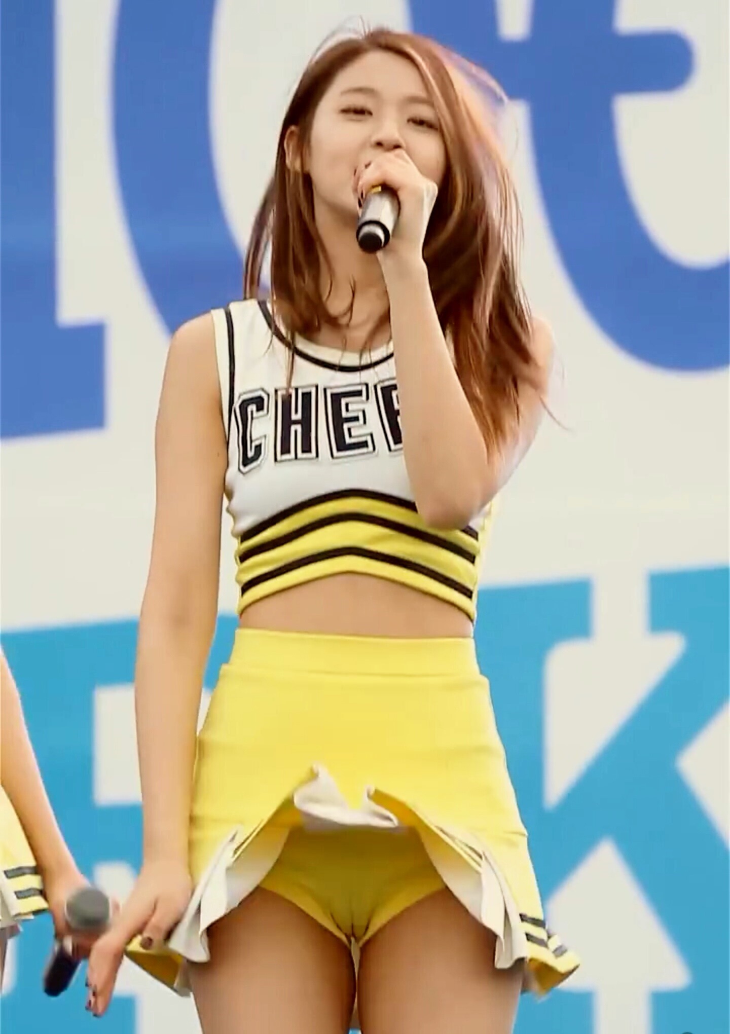 【マンスジ】おまんこに食い込んでエッチなスジがクッキリ出ちゃってる女のワレメがエロ過ぎる