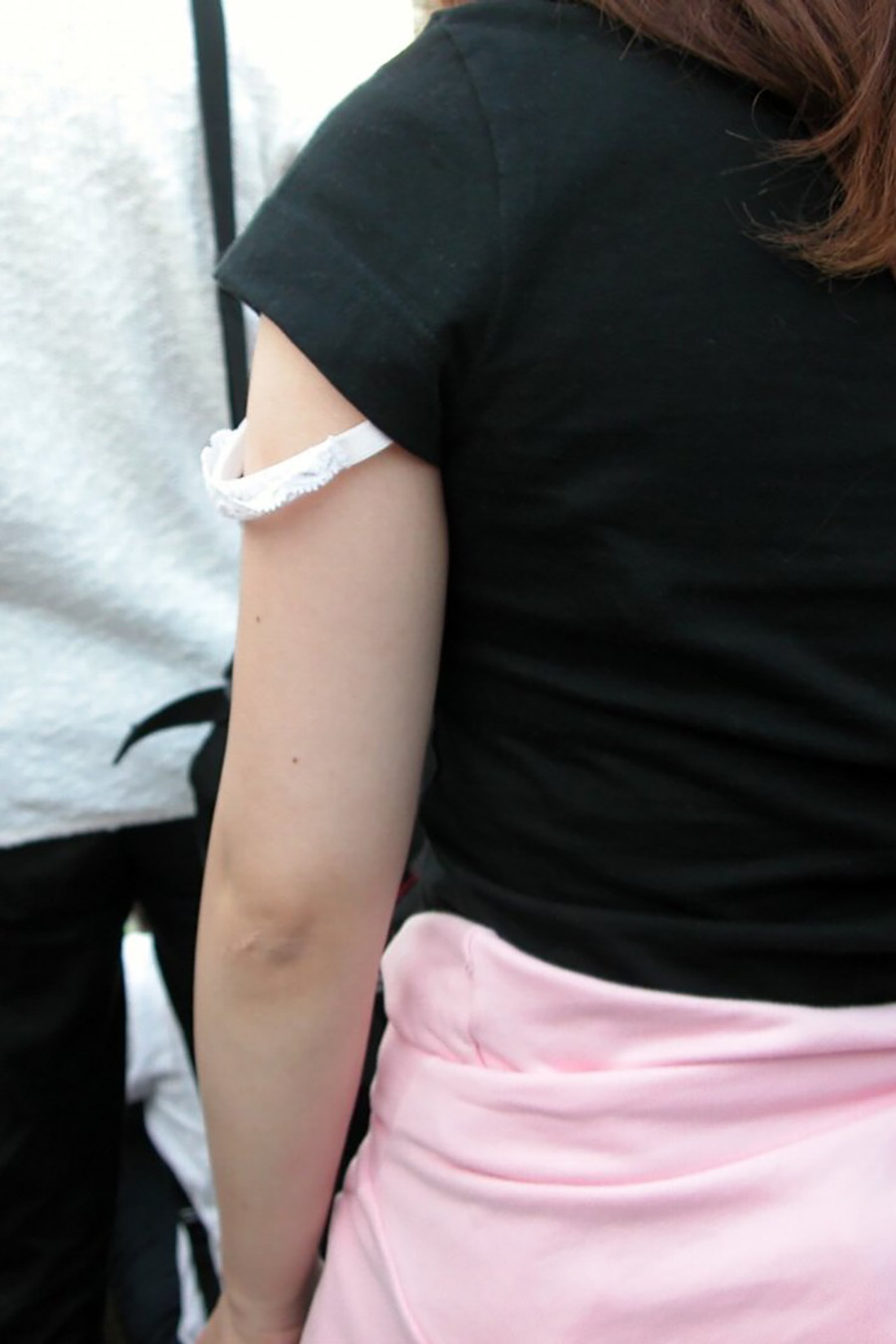 【ブラ紐】街中でブラ紐が見えちゃってるお姉さんエロすぎでしょ