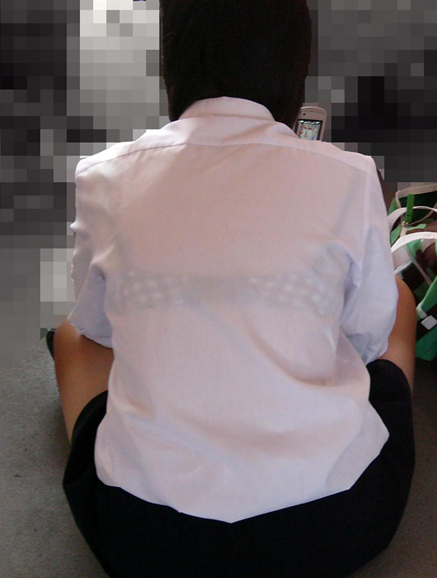 【スケブラ】暑いと女さんが薄着になってスケブラしまくりでめっちゃエロいんだがwwwwww【画像】