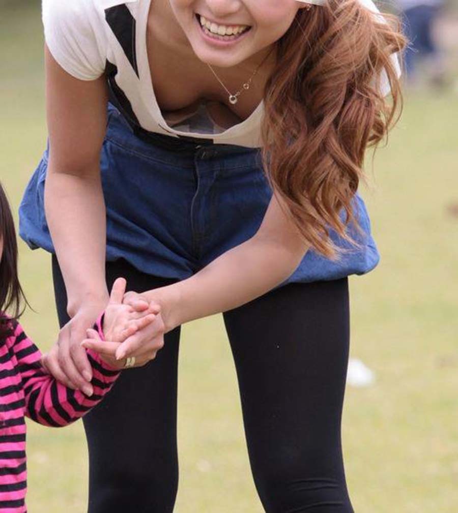 【人妻エロ画像】子供に気を取られて無防備になってしまった子連れママの胸チラパンチラ画像がエロい