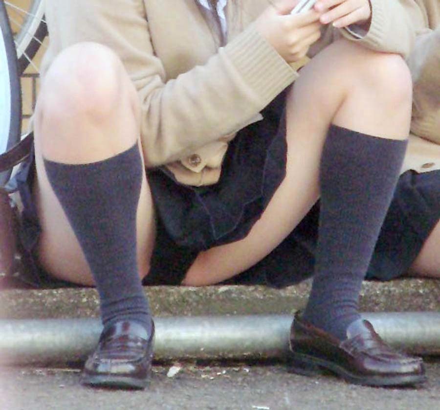 【J系パンチラ】パンツが見えちゃってる女子学生ちゃんエロい