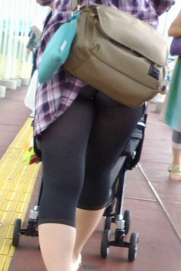 【若妻のパンチラ】子育てに気を取られ股間のガードがユルユルになってパンツ見えまくりの人妻は旦那とヤリまくりでマンコもユルユルなんだろうな